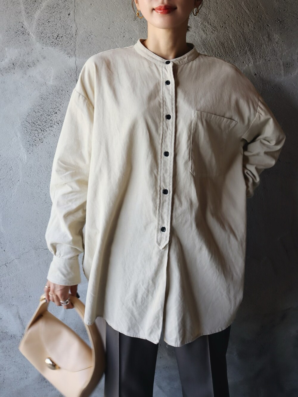 ベージュ系のシャツ/ブラウス、ゴールド系のサングラスを着用したレディースの秋コーディネートの2枚目の写真