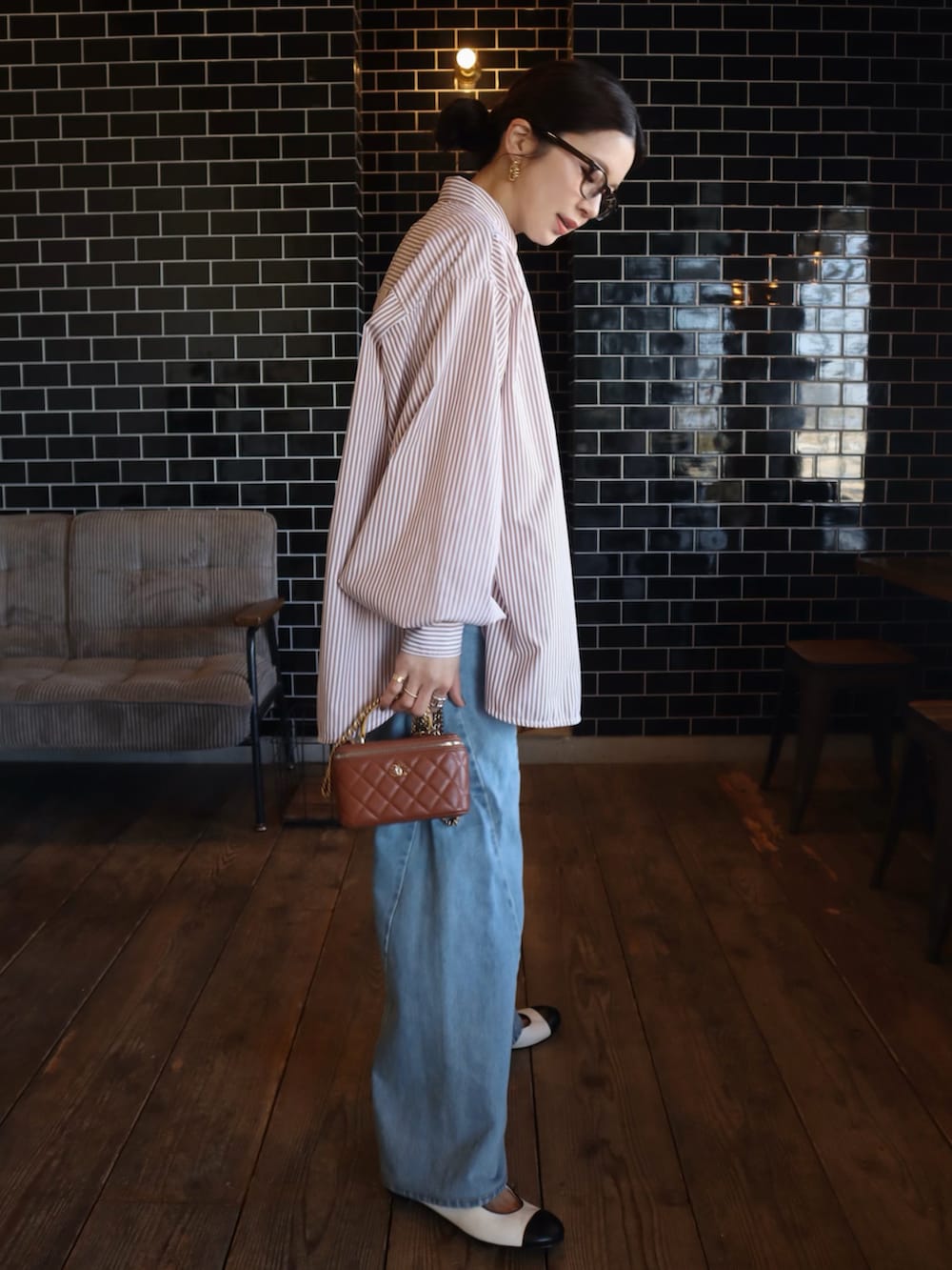 ホワイト系のTシャツ/カットソー、ブルー系のデニムパンツ、ブラウン系のシャツ/ブラウスを着用したレディースの冬コーディネートの2枚目の写真