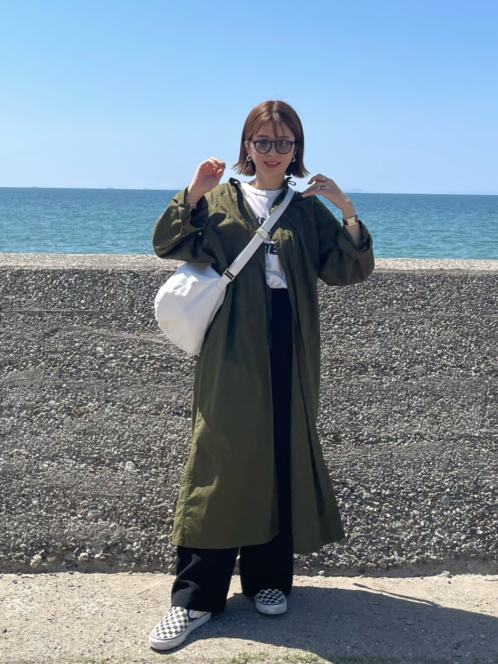 ホワイト系のTシャツ/カットソー、その他のスニーカー、グレー系のサングラスを着用したレディースの春コーディネートの2枚目の写真