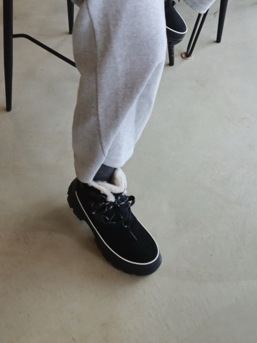 グレー系のその他トップス、ブルー系のシャツ/ブラウス、グレー系のスウェットパンツを着用したレディースの冬コーディネートの2枚目の写真