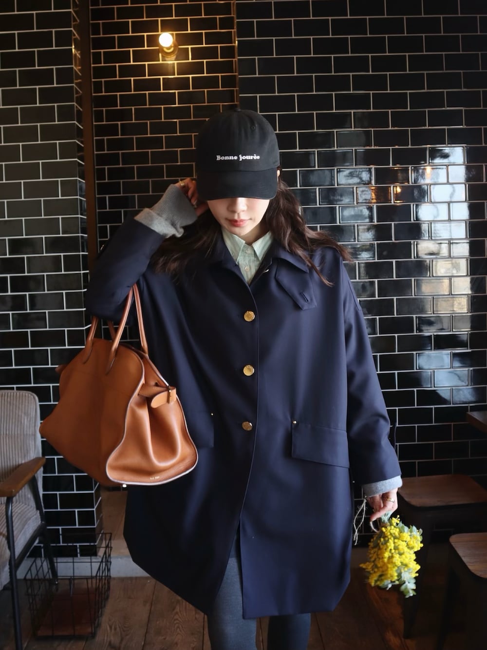 ブルー系のジャケット/アウター、グリーン系のシャツ/ブラウス、ブラウン系のハンドバッグを着用したレディースの春コーディネートの3枚目の写真