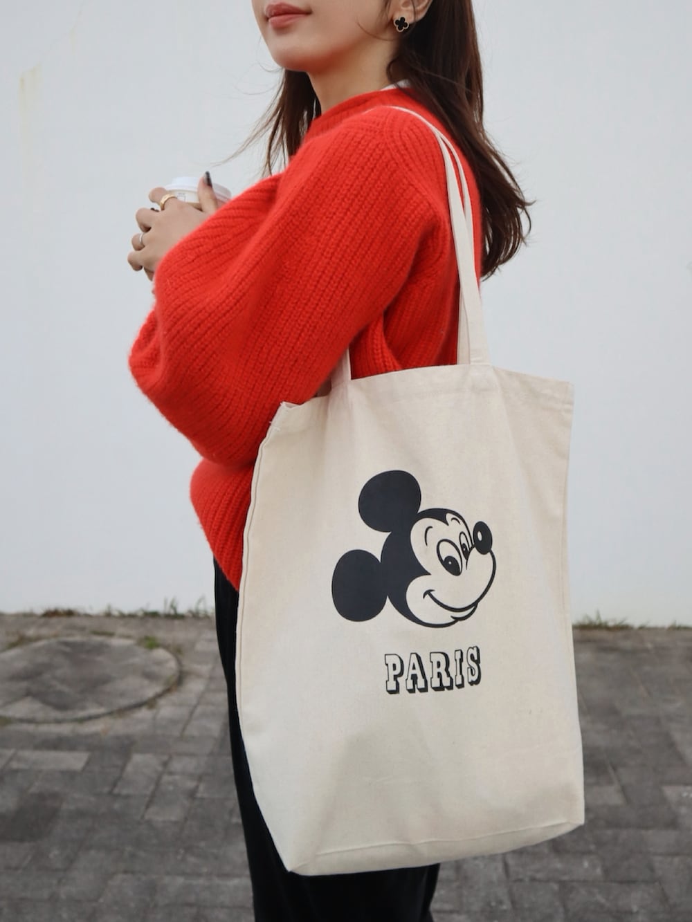 ブラウン系のローファー、ホワイト系のトートバッグ、ブラック系のカチューシャを着用したレディースの冬コーディネートの3枚目の写真