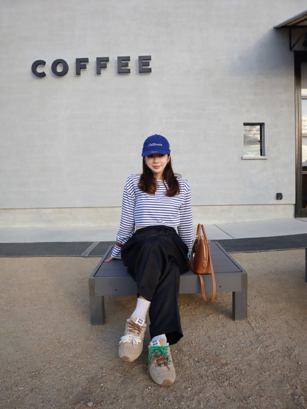 その他のTシャツ/カットソー、ブラック系のその他パンツ、ゴールド系のハンドバッグを着用したレディースの秋コーディネートの2枚目の写真