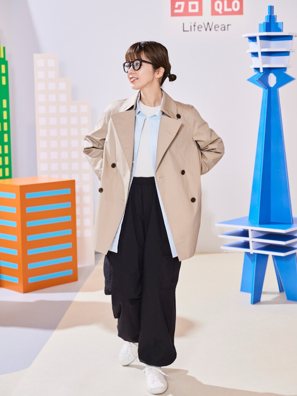 ブラック系のパンツ、ベージュ系のトレンチコートを着用したレディースの冬コーディネートの2枚目の写真