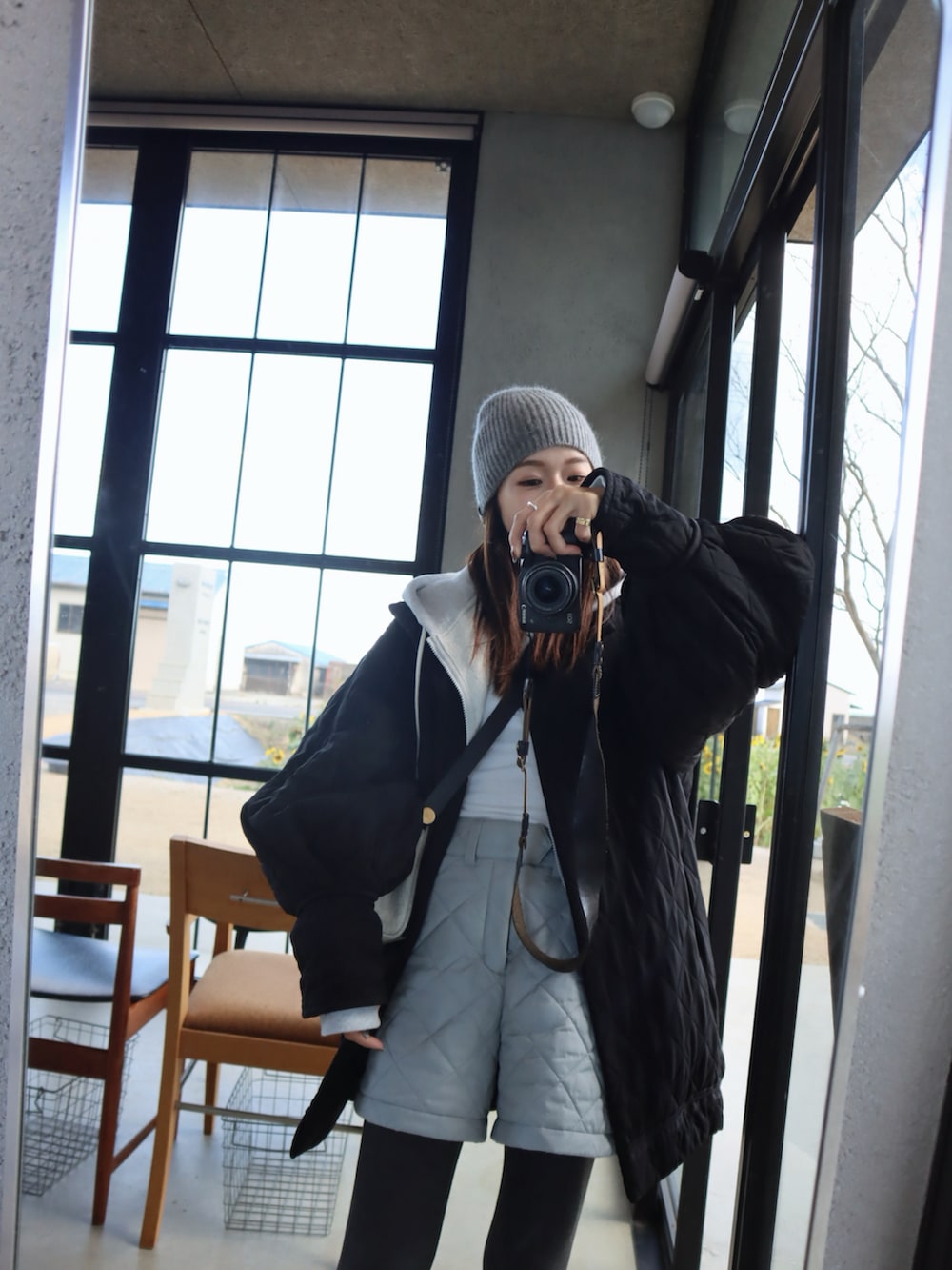 グレー系のパンツ、グレー系のタイツ/ストッキング、グレー系のニットキャップ/ビーニーを着用したレディースの冬コーディネートの3枚目の写真