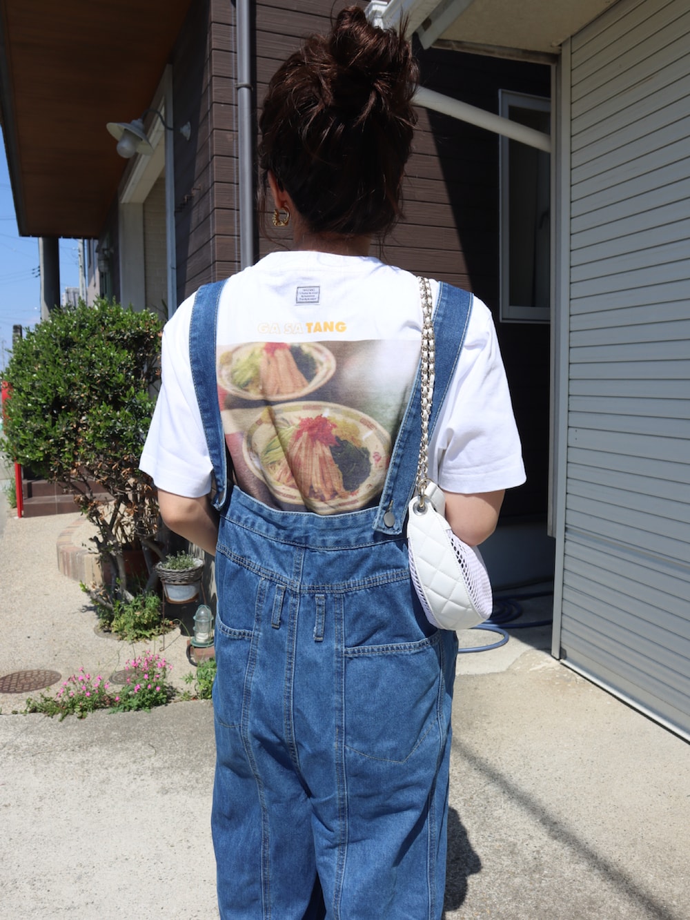 ホワイト系のTシャツ/カットソー、ブルー系のつなぎ/オールインワン、ホワイト系のハンドバッグを着用したレディースの春コーディネートの2枚目の写真