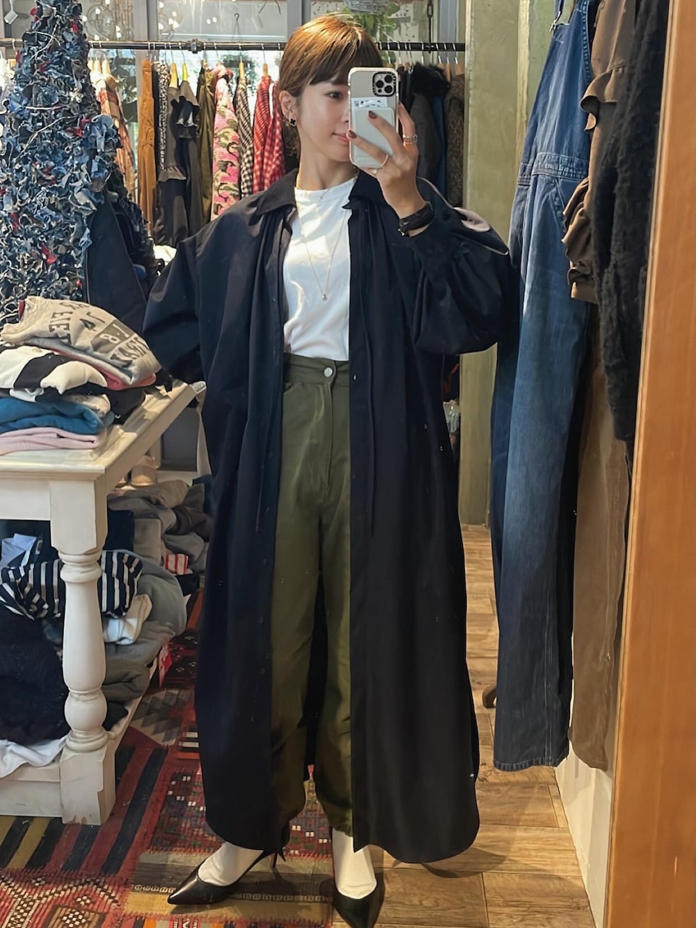 グリーン系のカーゴパンツ、ブラック系のパンプス、ブルー系のシャツワンピースを着用したレディースの冬コーディネートの2枚目の写真