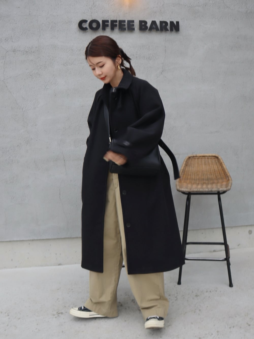 ブラック系のその他アウター、ブルー系のスニーカー、グレー系のカーディガン/ボレロを着用したレディースの秋コーディネートの3枚目の写真