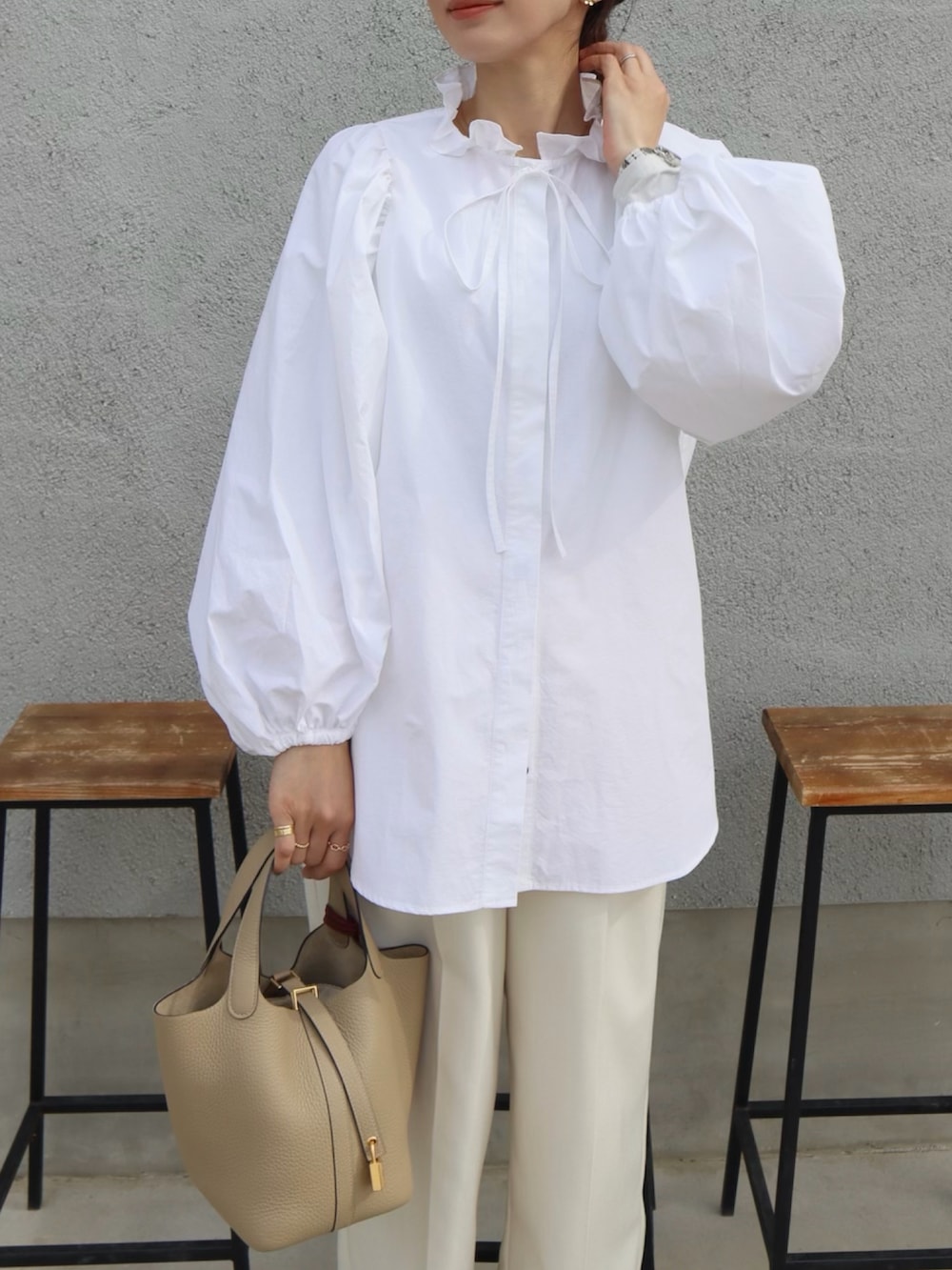 ホワイト系のシャツ/ブラウス、イエロー系のテーラードジャケット、ホワイト系のスラックスを着用したレディースの春コーディネートの2枚目の写真