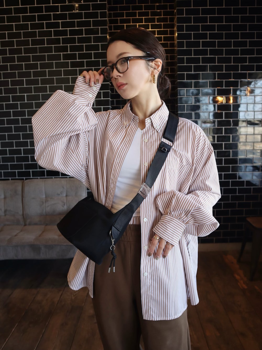 ブラウン系のスニーカー、ブラウン系のシャツ/ブラウス、ブラウン系のスウェットパンツを着用したレディースの冬コーディネートの2枚目の写真