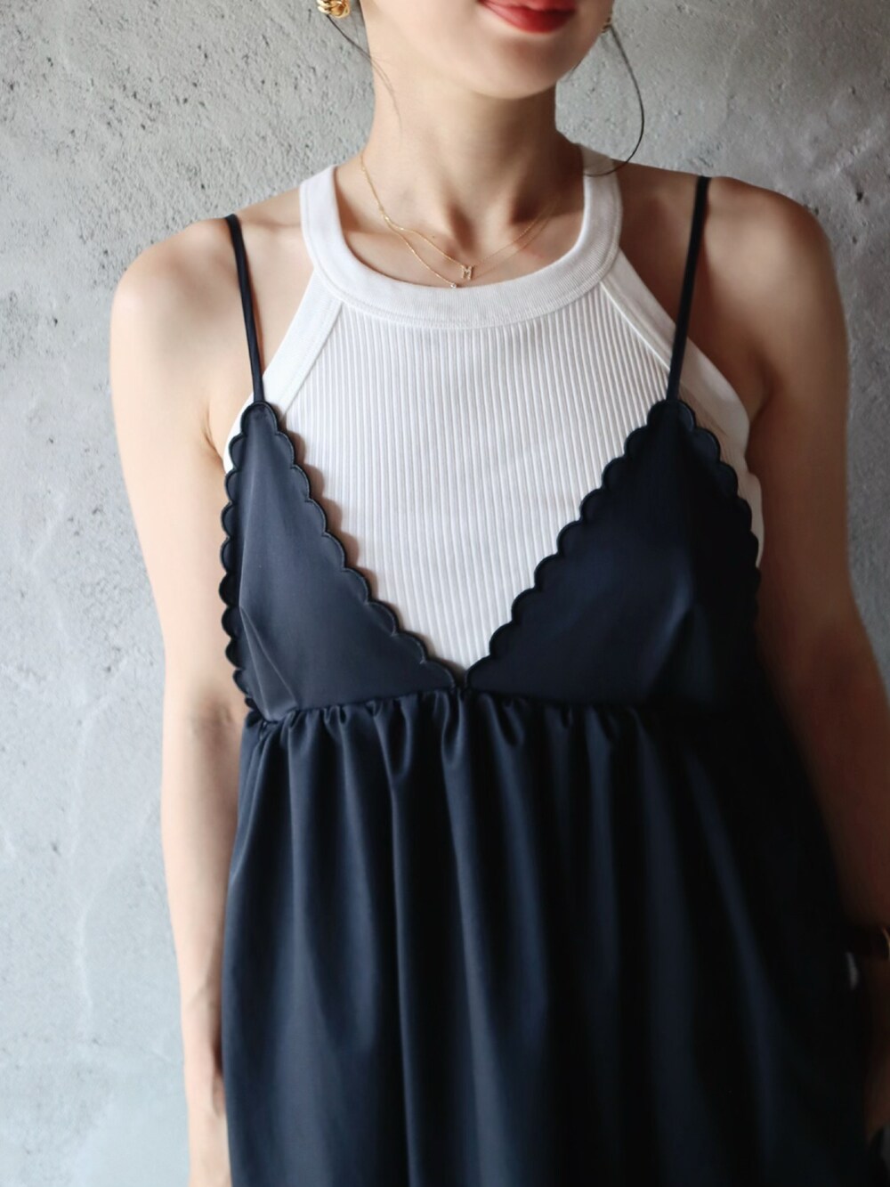 グリーン系のトートバッグ、ブラック系のワンピース/ドレス、ブラック系のサンダルを着用したレディースの春コーディネートの3枚目の写真