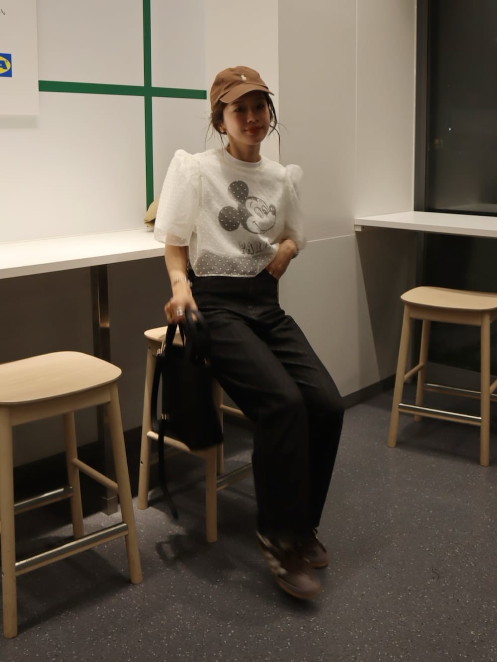 ホワイト系のシャツ/ブラウス、ベージュ系のステンカラーコート、ブラック系のデニムパンツを着用したレディースの春コーディネートの2枚目の写真