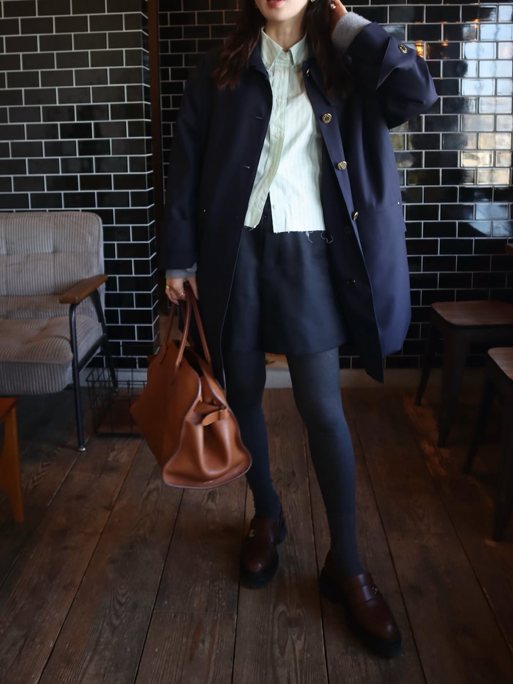 ブルー系のジャケット/アウター、グリーン系のシャツ/ブラウス、ブラウン系のハンドバッグを着用したレディースの春コーディネートの2枚目の写真