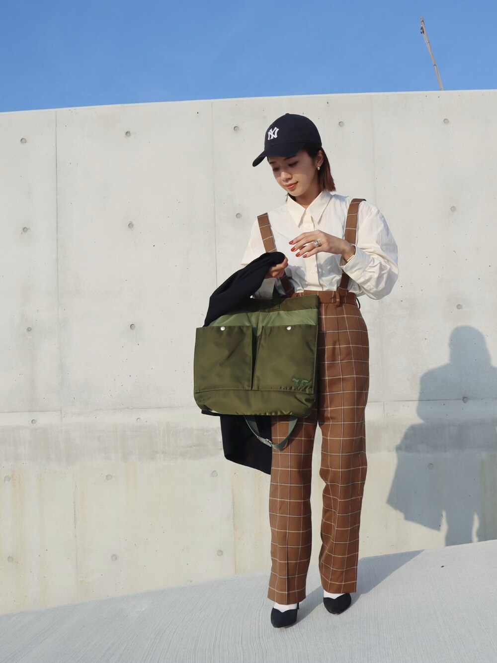 ブルー系のテーラードジャケット、ブラウン系のパンツ、ホワイト系のシャツ/ブラウスを着用したレディースの秋コーディネートの2枚目の写真