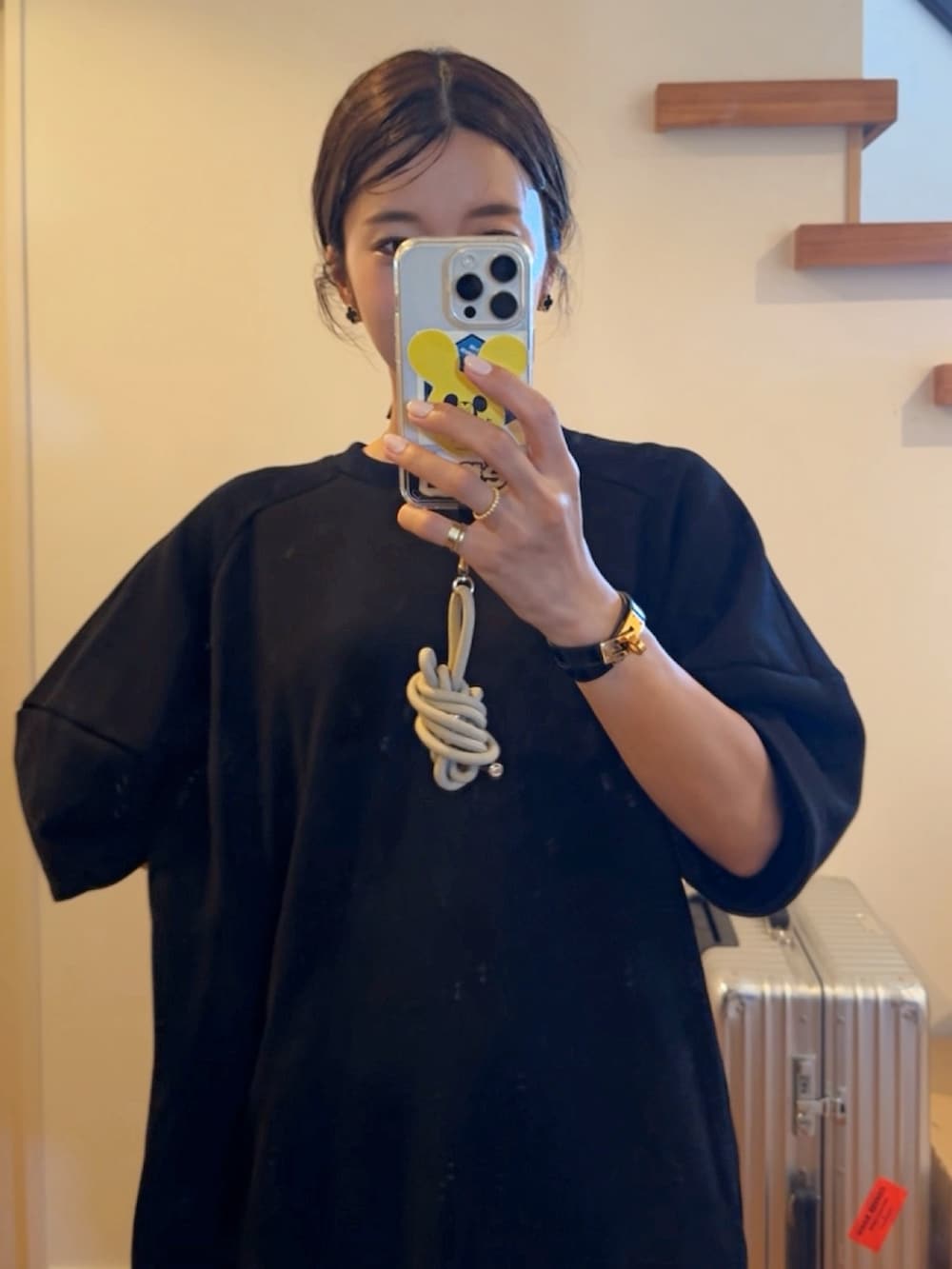 ブラック系のワンピース、ブラック系のショルダーバッグ、ブラック系のローファーを着用したレディースの夏コーディネートの3枚目の写真