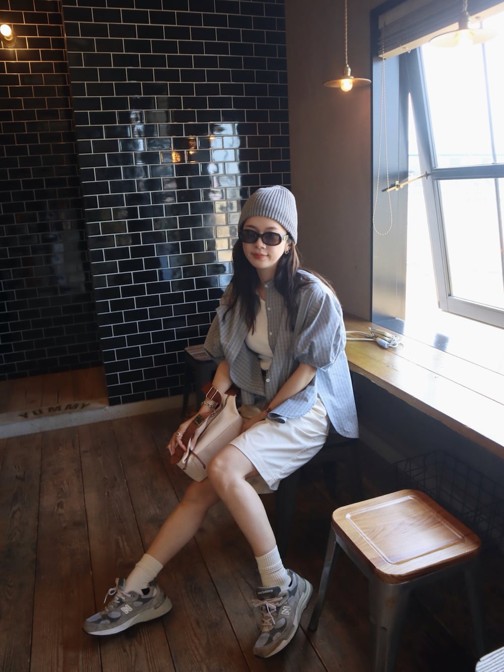 ブルー系のシャツ/ブラウス、ホワイト系のその他パンツ、グレー系のニットキャップ/ビーニーを着用したレディースの春コーディネートの2枚目の写真