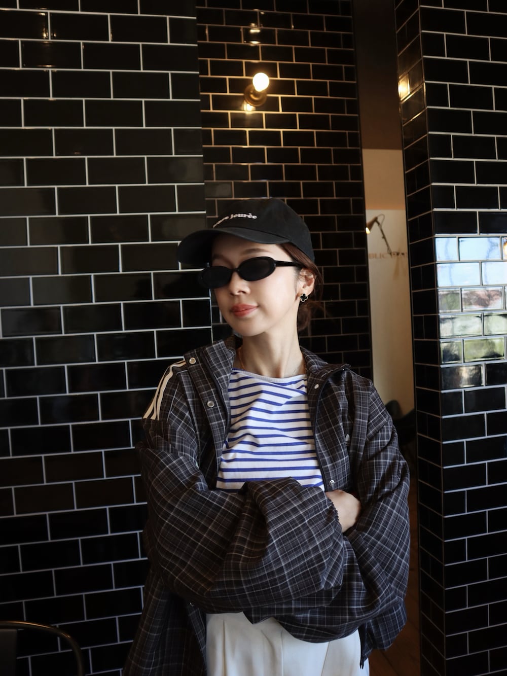 その他のTシャツ/カットソー、ホワイト系のスラックス、ブラック系のボディバッグ/ウエストポーチを着用したレディースの秋コーディネートの2枚目の写真