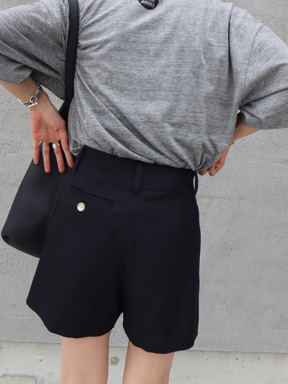 ブラック系のその他パンツ、グレー系のTシャツ/カットソー、ブラック系のブーツを着用したレディースの春コーディネートの4枚目の写真