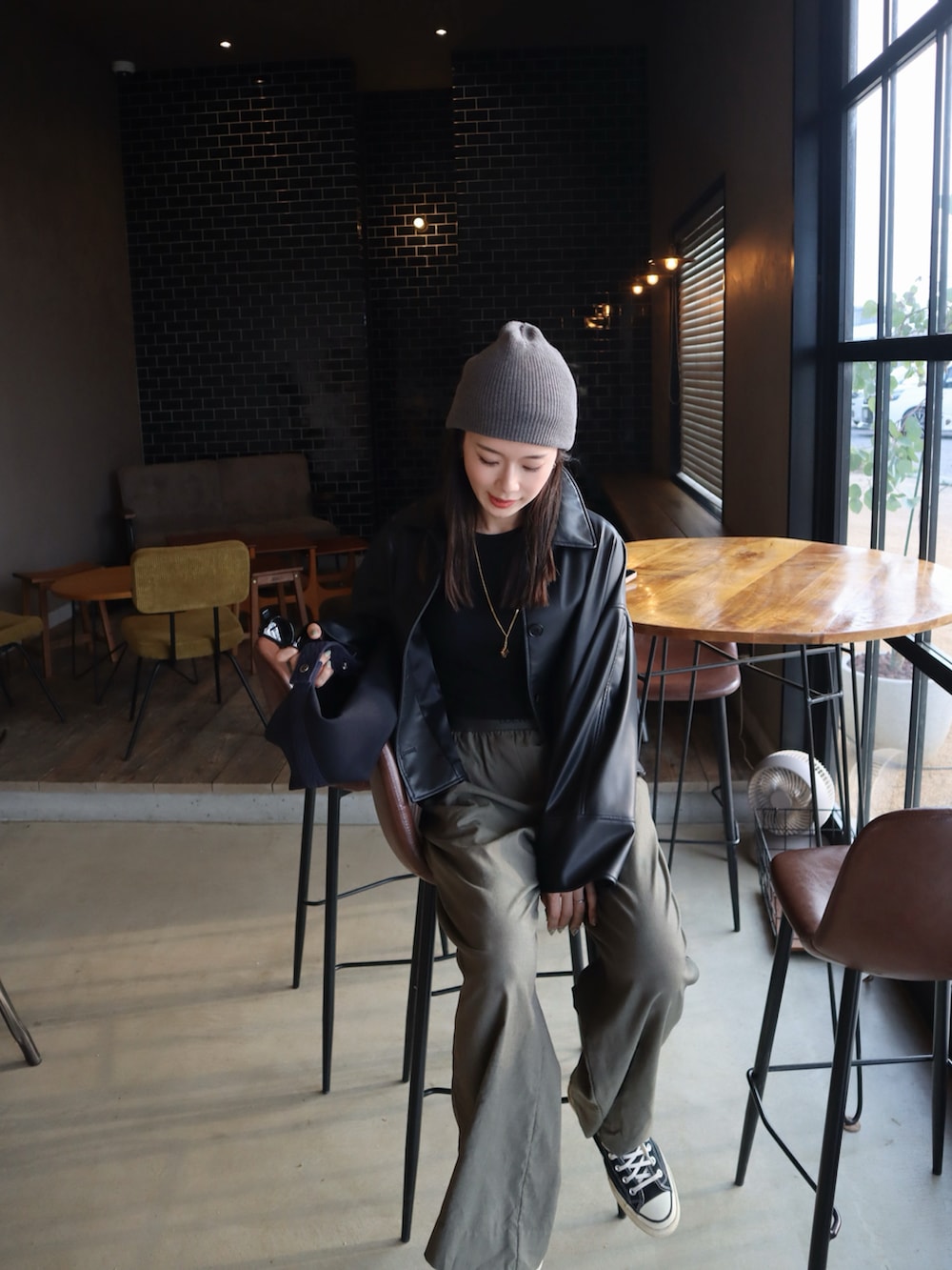 ホワイト系のTシャツ/カットソー、ブラック系のその他アウター、グリーン系のスラックスを着用したレディースの夏コーディネートの2枚目の写真