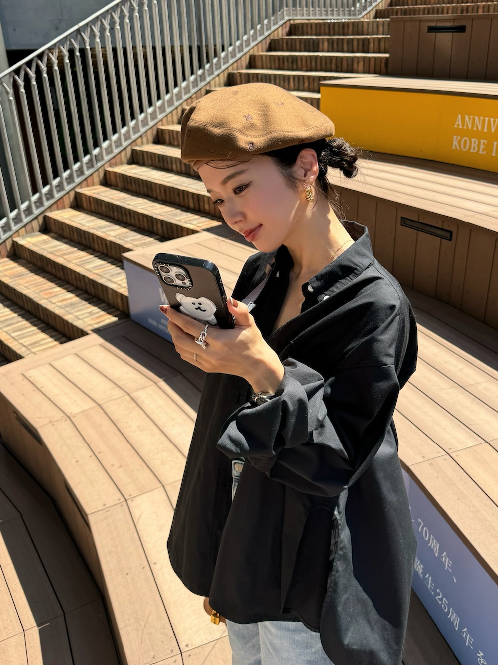 ブラック系のシャツ/ブラウス、ブルー系のデニムパンツ、ブラウン系のバレエシューズを着用したレディースの秋コーディネートの2枚目の写真