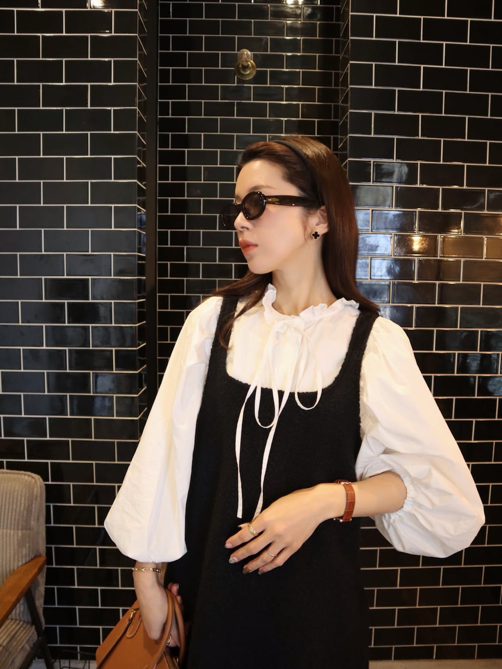 ホワイト系のシャツ/ブラウス、ブラック系のワンピース/ドレスを着用したレディースの春コーディネートの2枚目の写真