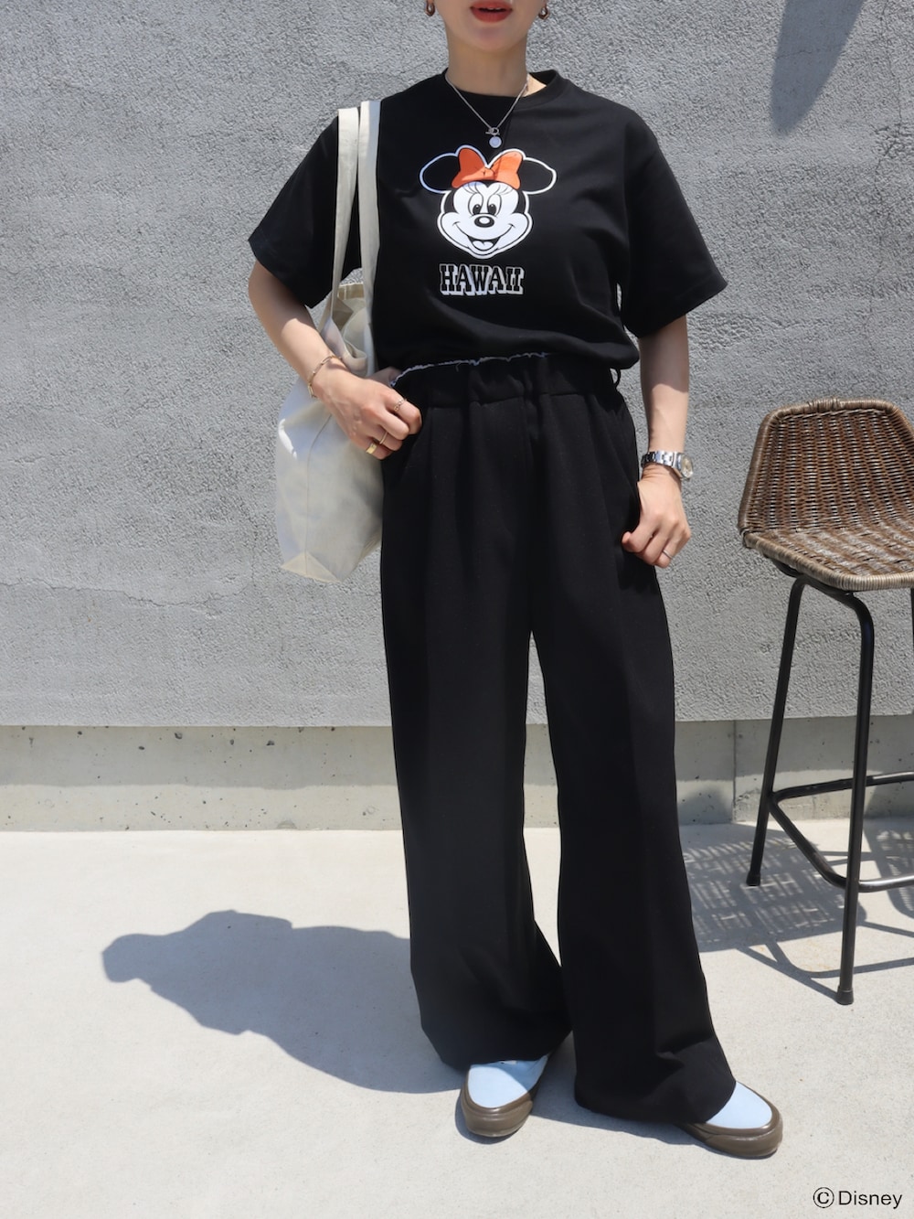 ブルー系のスニーカー、ブラック系のTシャツ/カットソー、ブラック系のその他パンツを着用したレディースの春コーディネートの2枚目の写真