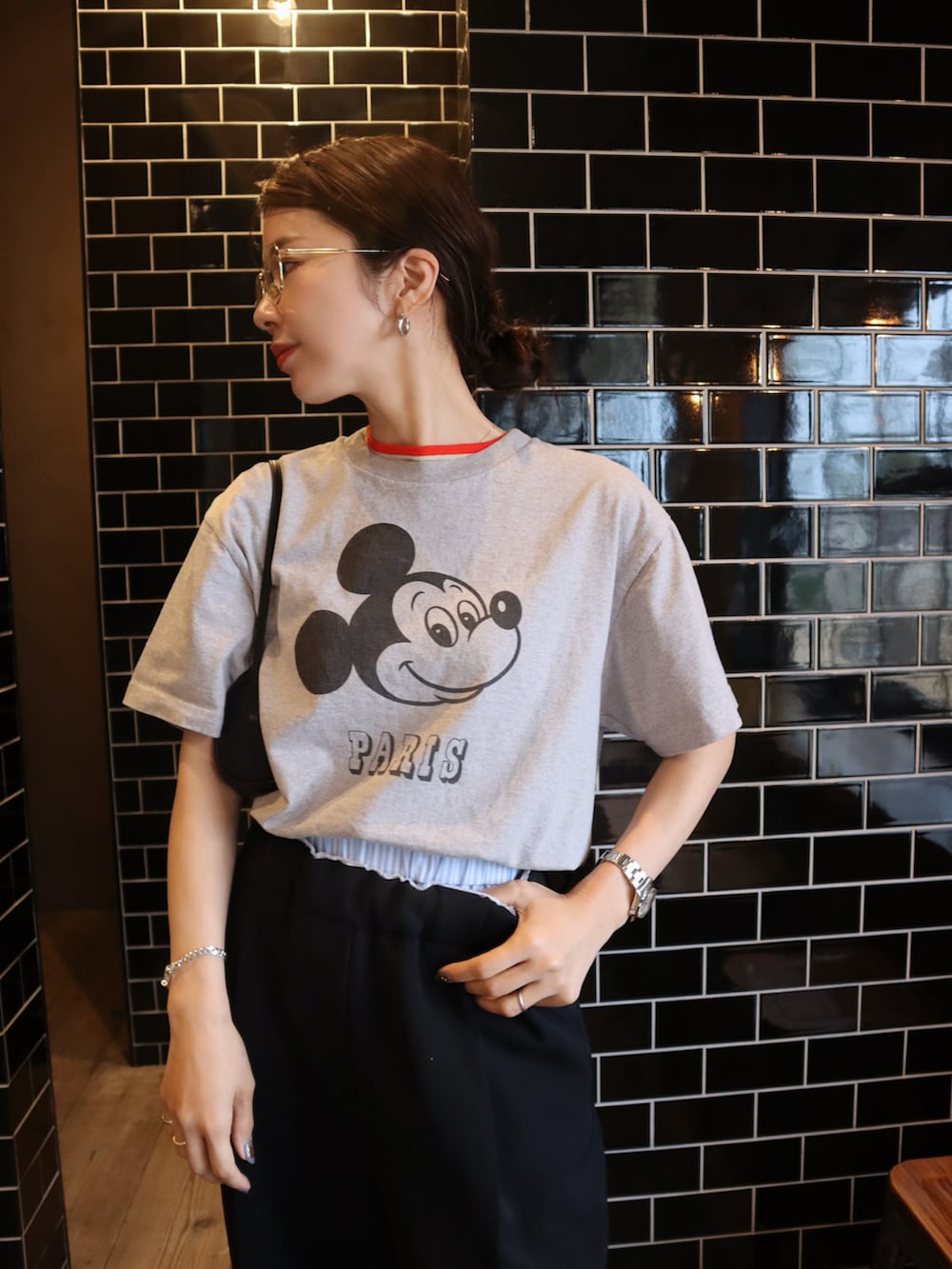 グレー系のTシャツ/カットソー、ブラック系のその他パンツ、ブラック系のサンダルを着用したレディースの春コーディネートの2枚目の写真