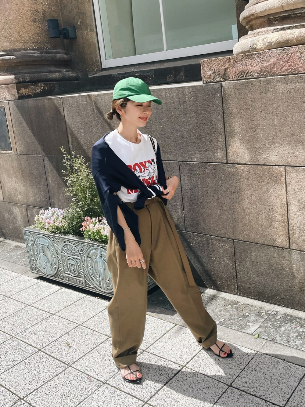 ブルー系のジャージ、ベージュ系のその他パンツ、ブラック系のサンダルを着用したレディースの春コーディネートの2枚目の写真