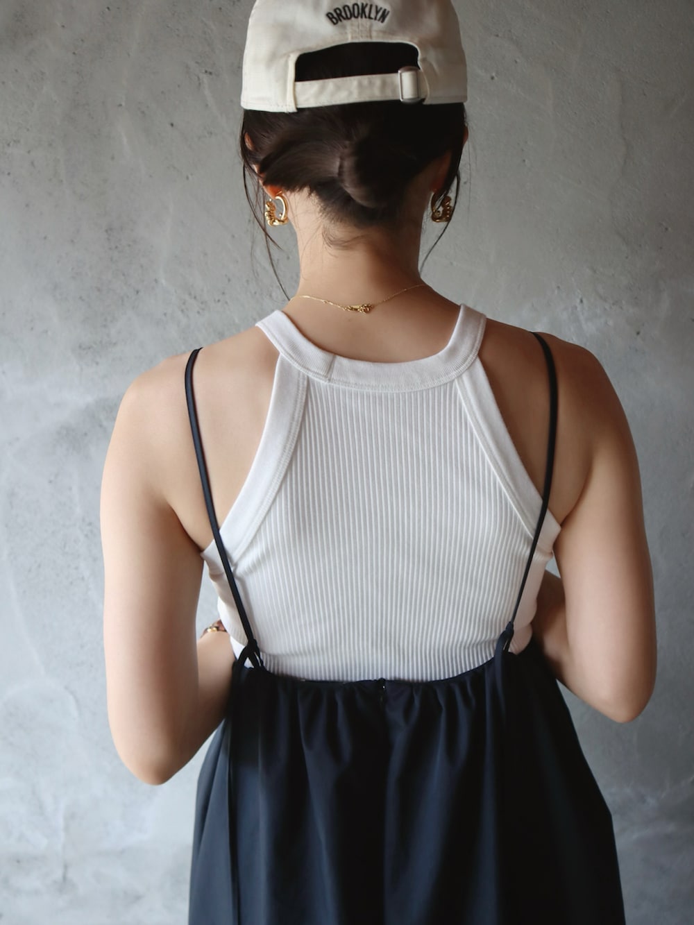 グリーン系のトートバッグ、ブラック系のワンピース/ドレス、ブラック系のサンダルを着用したレディースの春コーディネートの4枚目の写真