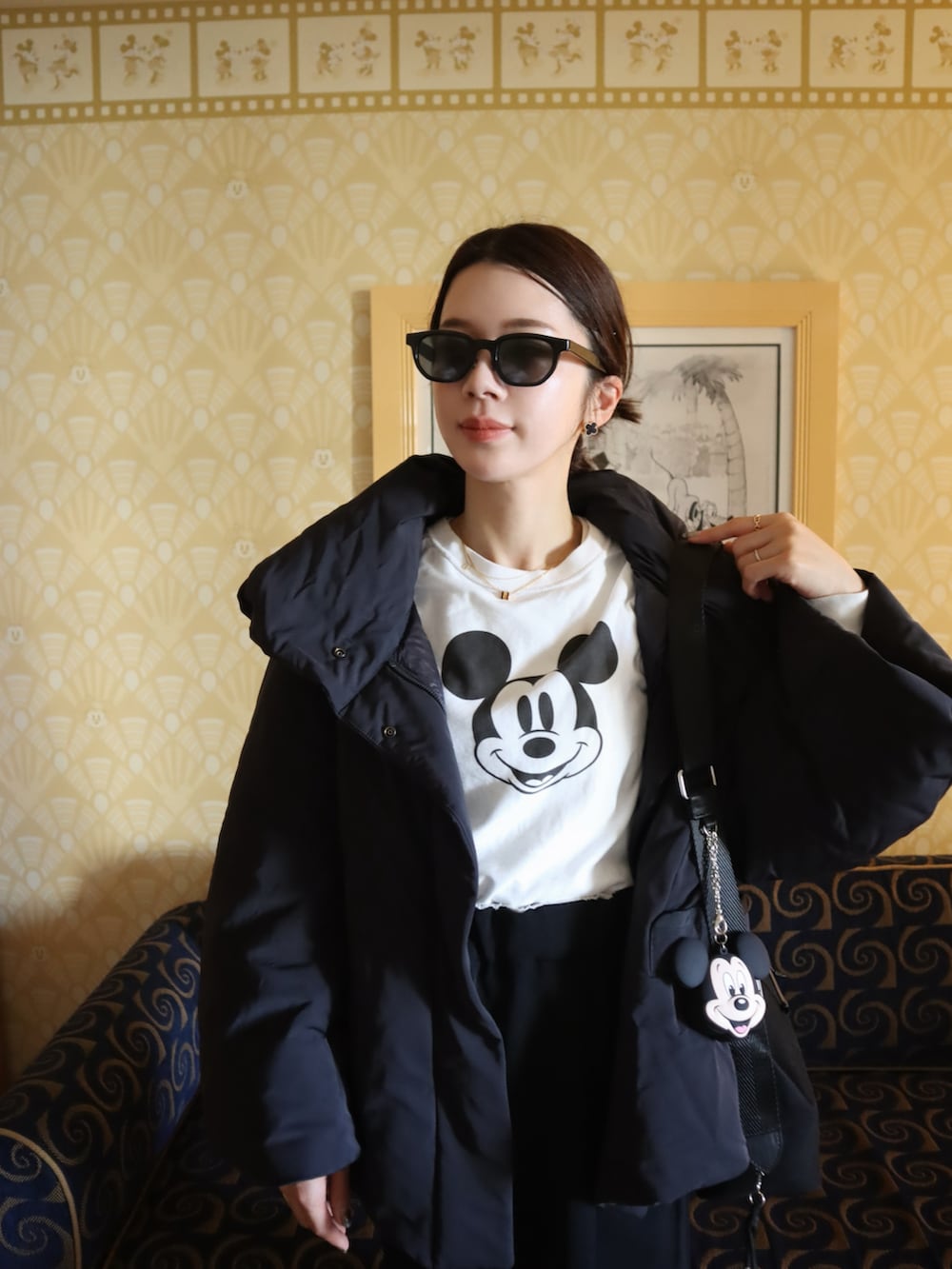 ホワイト系のTシャツ/カットソー、ブラック系のダウンジャケット/コート、ブラック系のその他パンツを着用したレディースの冬コーディネートの2枚目の写真