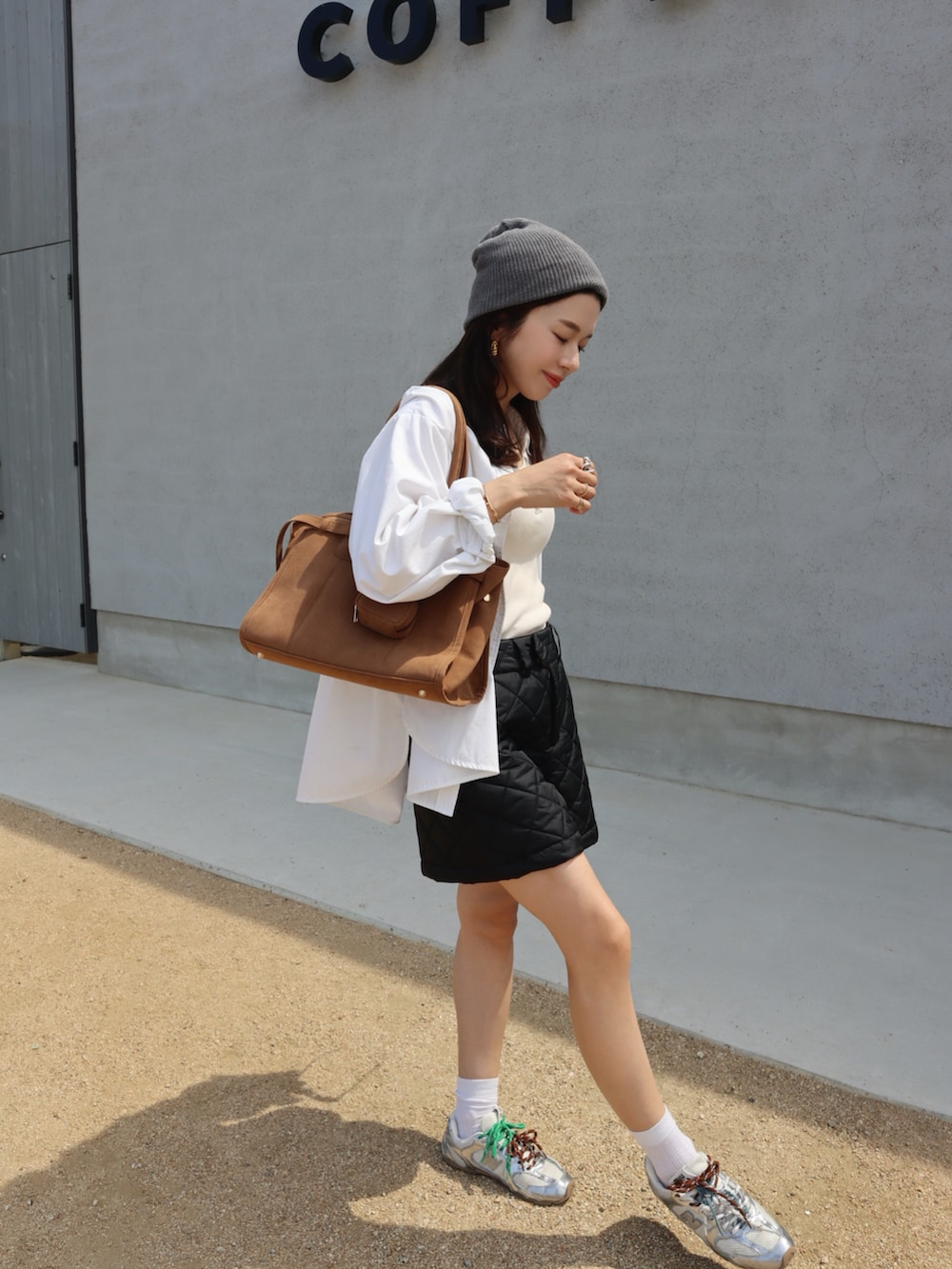 ホワイト系のタンクトップ、ブラック系のその他パンツ、グレー系のニットキャップ/ビーニーを着用したレディースの秋コーディネートの2枚目の写真