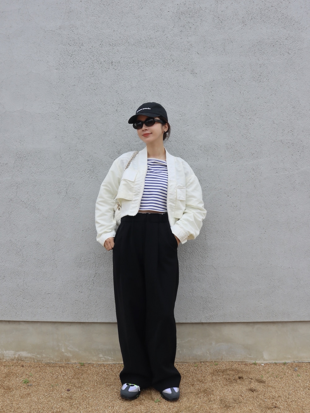 その他のTシャツ/カットソー、ブラック系のその他パンツ、ホワイト系のスニーカーを着用したレディースの春コーディネートの2枚目の写真