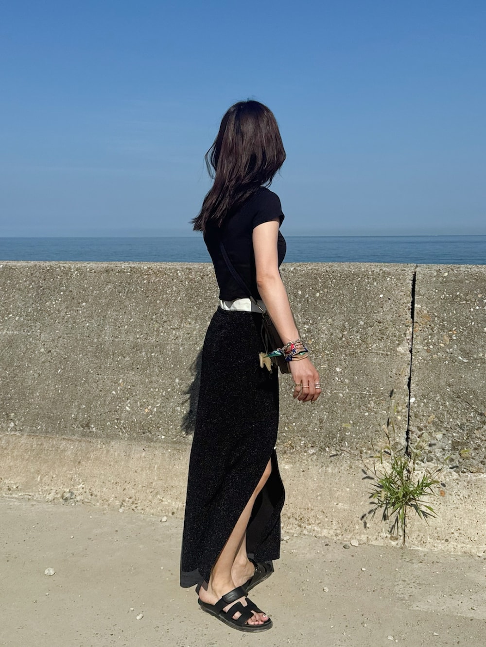 ホワイト系のTシャツ/カットソー、ブラック系のスカート、ホワイト系のその他パンツを着用したレディースの夏コーディネートの2枚目の写真