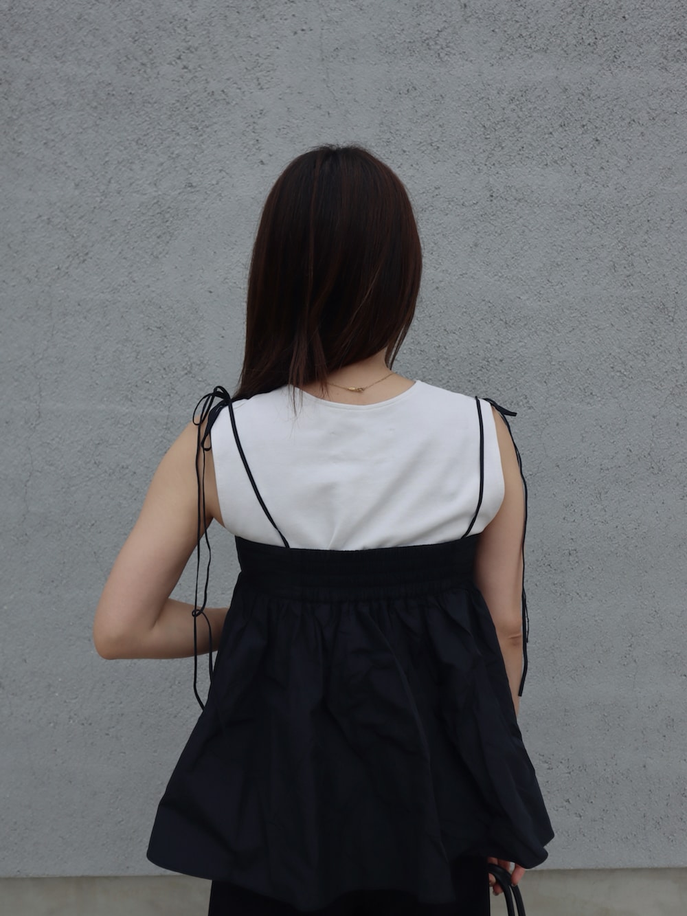 ブラック系のキャミソール、ブラック系のその他パンツ、ブラック系のハンドバッグを着用したレディースの春コーディネートの3枚目の写真