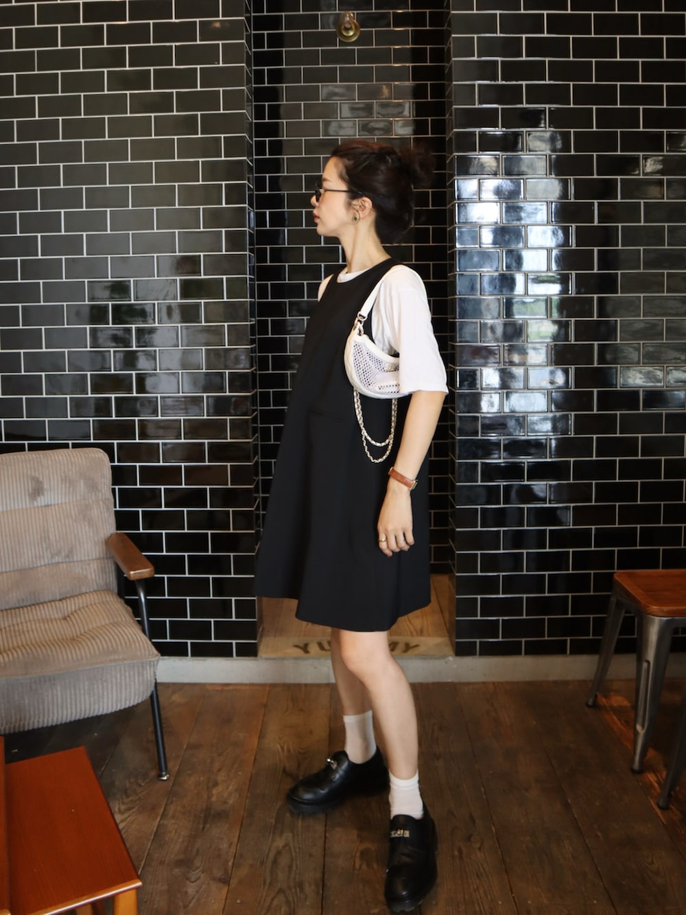 ホワイト系のTシャツ/カットソー、ブラック系のワンピース、ブラック系のローファーを着用したレディースの夏コーディネートの2枚目の写真