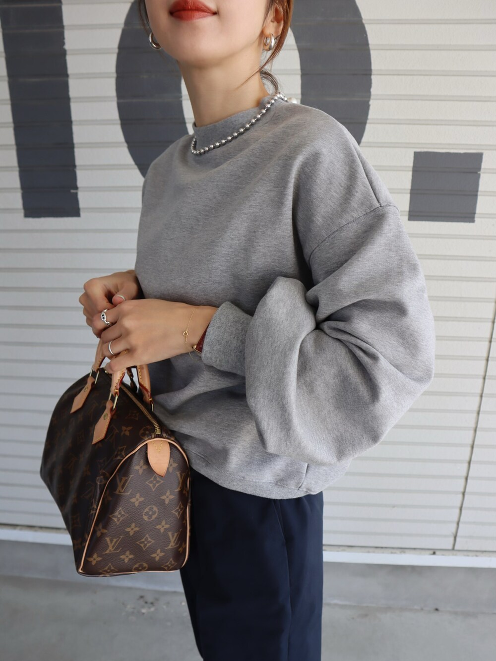 ベージュ系のその他アウター、グレー系のスウェット、ブルー系のその他パンツを着用したレディースの冬コーディネートの2枚目の写真