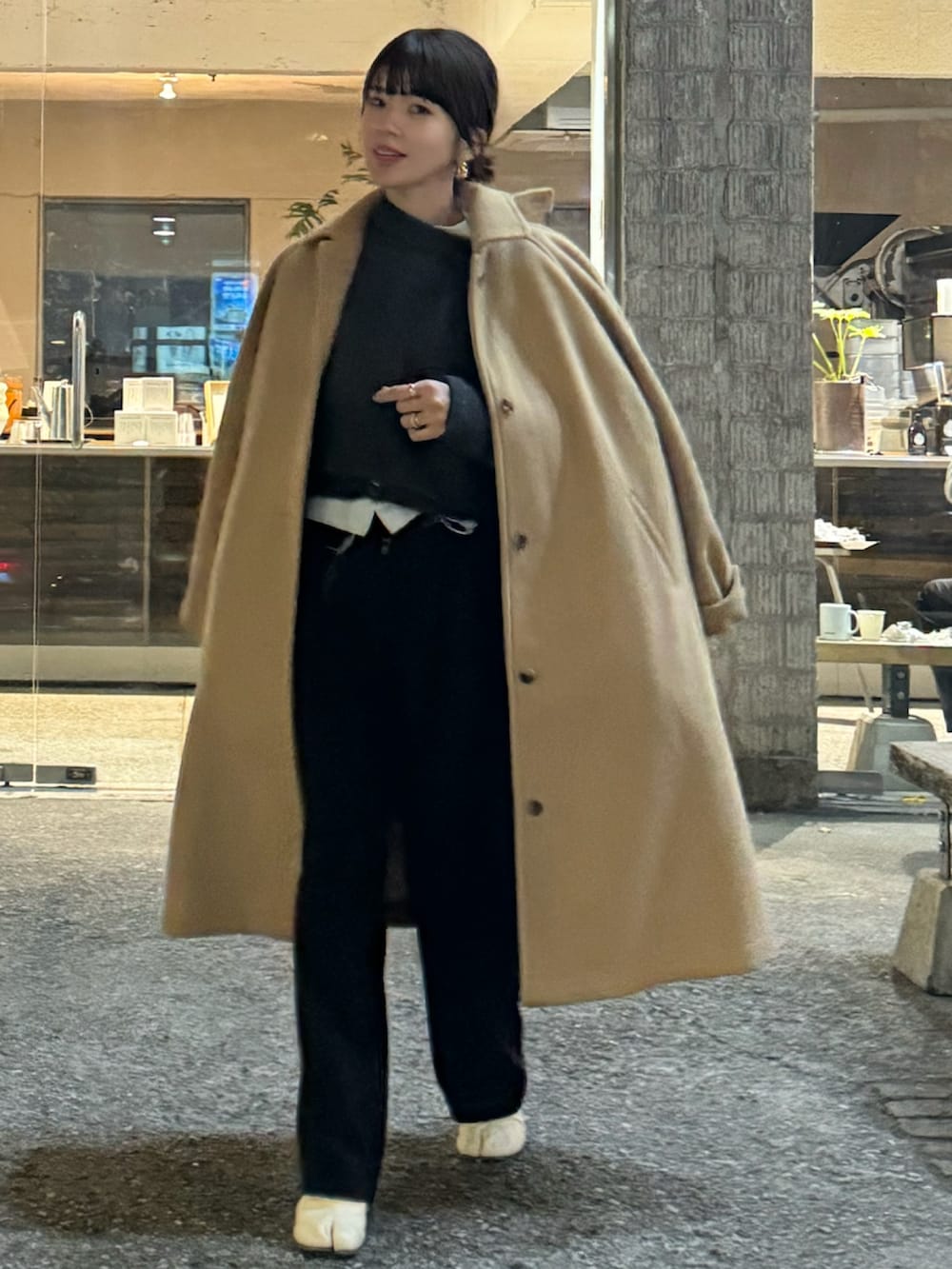 ベージュ系のその他アウター、ブラック系のスラックス、ホワイト系のブーツを着用したレディースの秋コーディネートの2枚目の写真