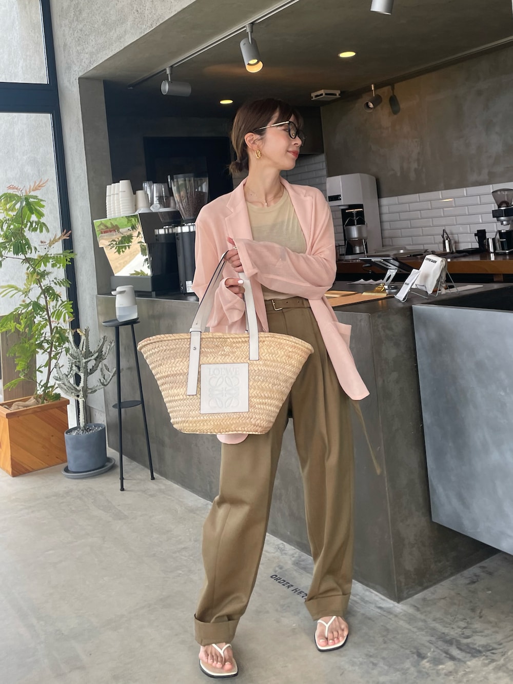 ピンク系のテーラードジャケット、ベージュ系のその他パンツ、ホワイト系のサンダルを着用したレディースの夏コーディネートの2枚目の写真