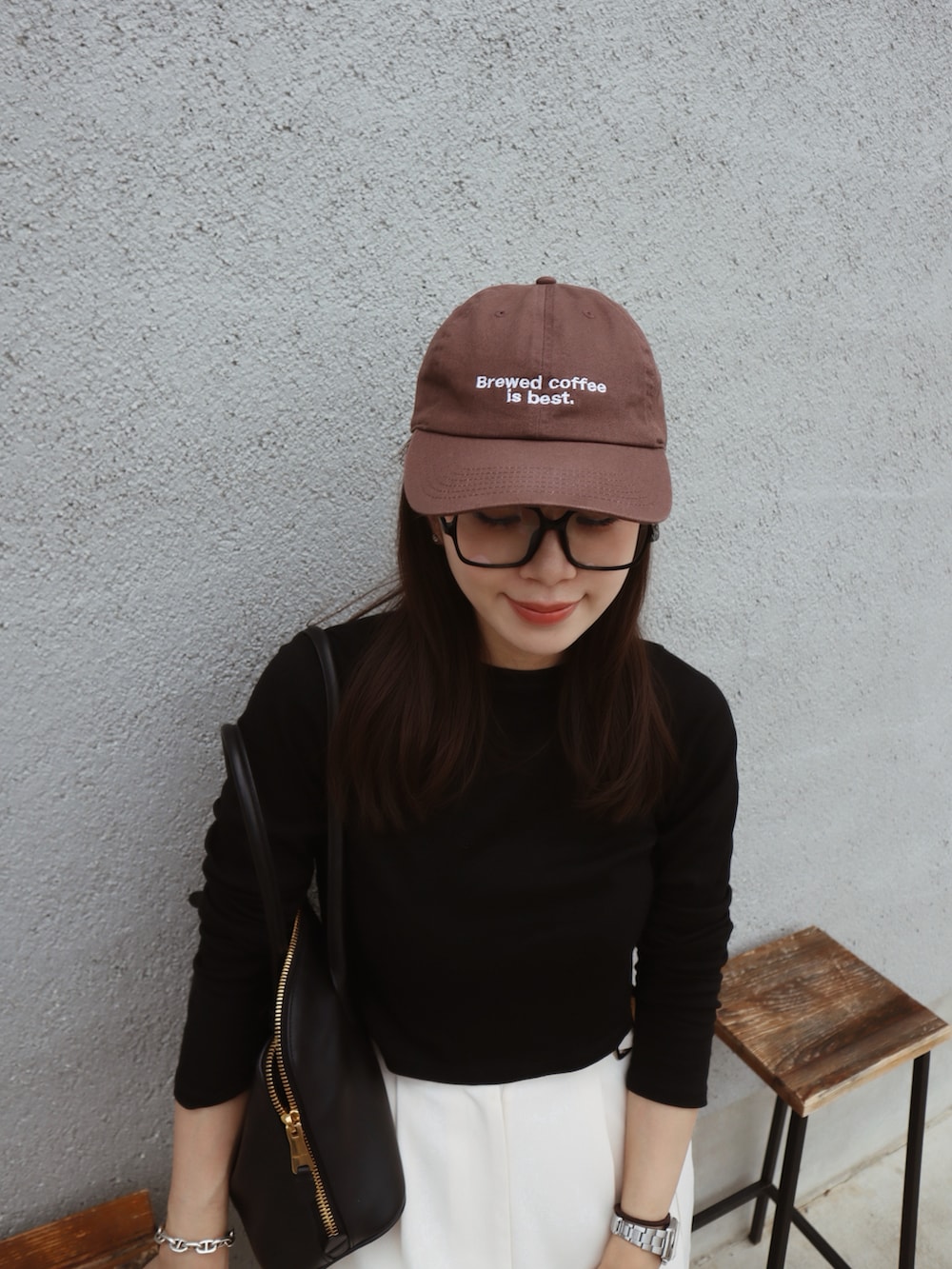 ブラック系のTシャツ/カットソー、ホワイト系のスラックス、ブラック系のサンダルを着用したレディースの夏コーディネートの2枚目の写真