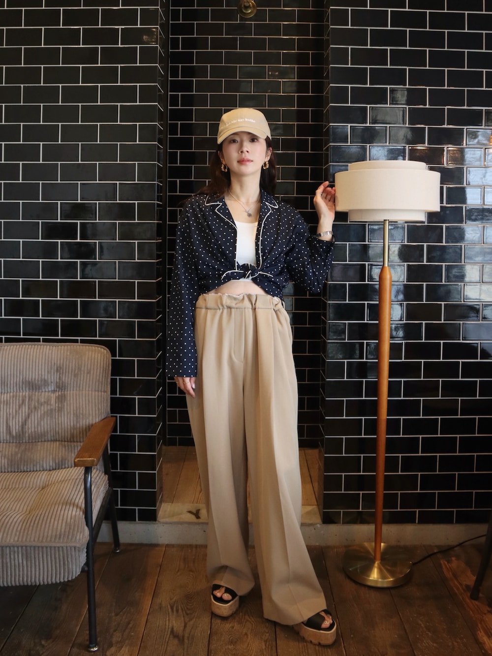 ホワイト系のタンクトップ、ブルー系のシャツ/ブラウス、ベージュ系のスラックスを着用したレディースの春コーディネートの3枚目の写真