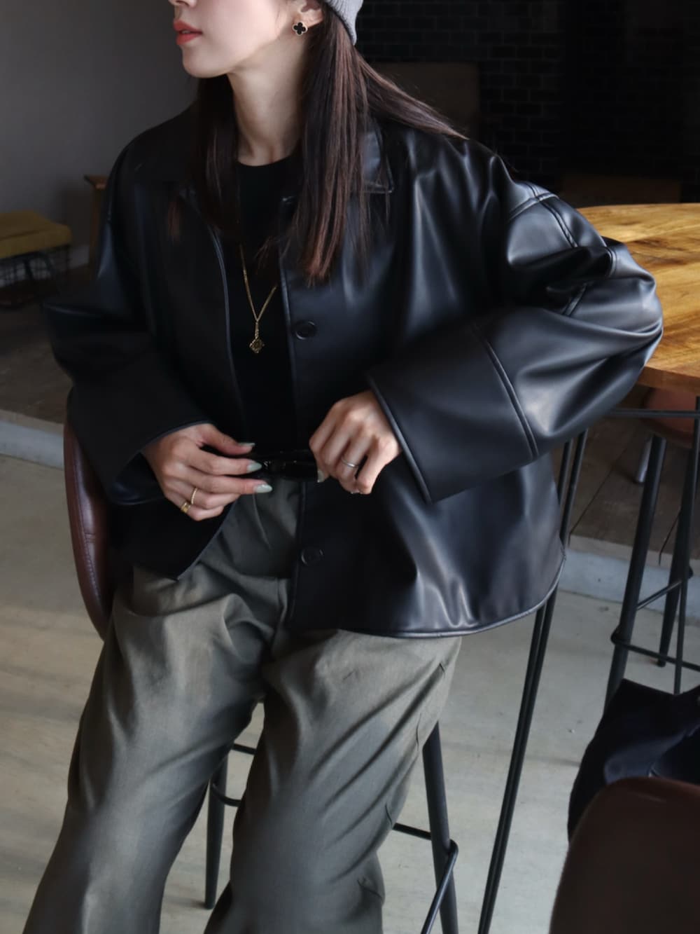 ホワイト系のTシャツ/カットソー、ブラック系のその他アウター、グリーン系のスラックスを着用したレディースの夏コーディネートの3枚目の写真