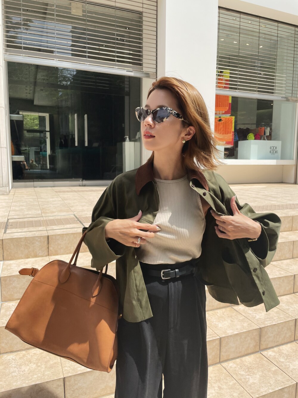 ベージュ系のタンクトップ、グリーン系のシャツ/ブラウス、ブラック系のスラックスを着用したレディースの夏コーディネートの2枚目の写真