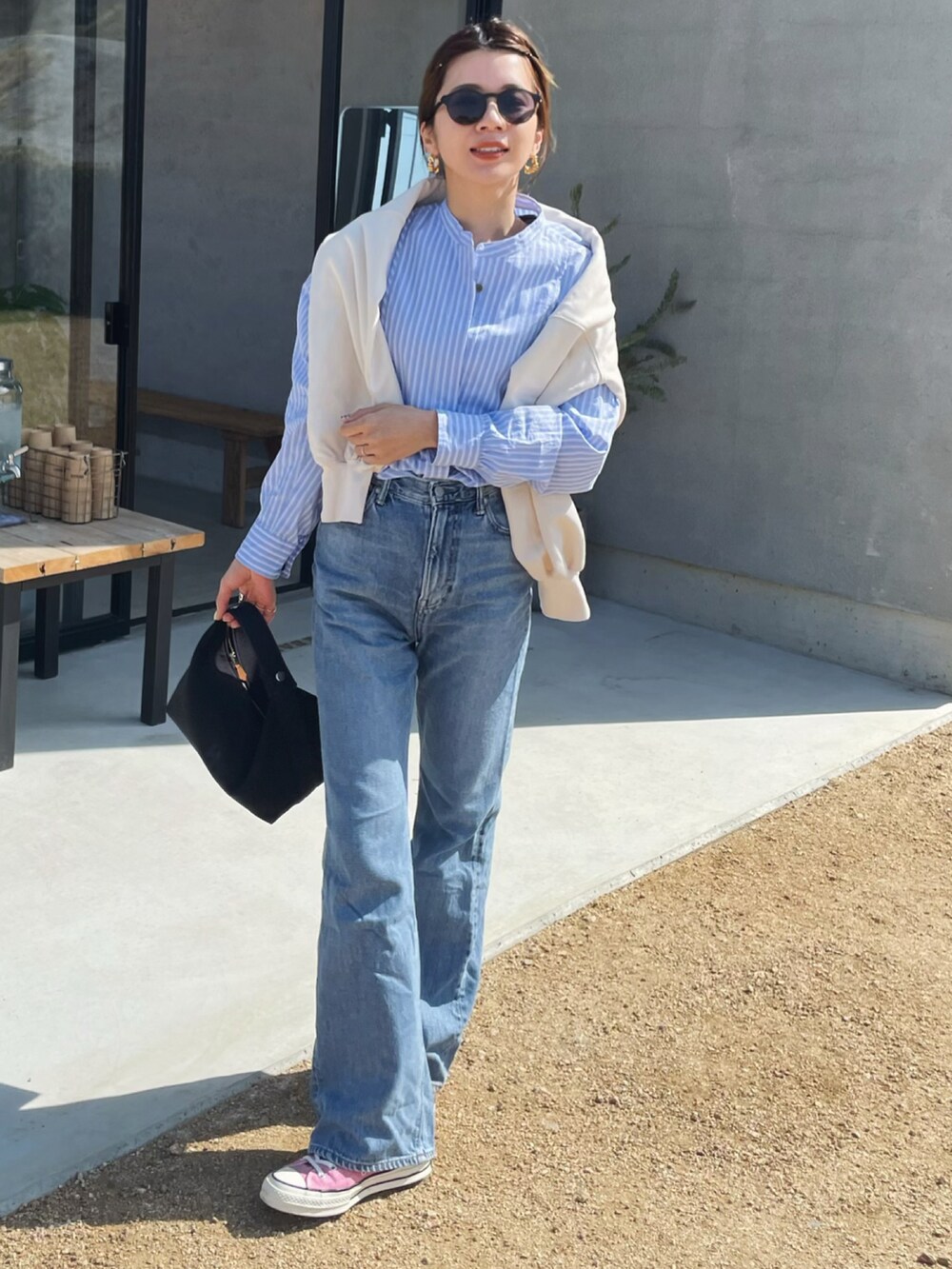 ブルー系のシャツ/ブラウス、ブルー系のデニムパンツ、ピンク系のスニーカーを着用したレディースの春コーディネートの2枚目の写真