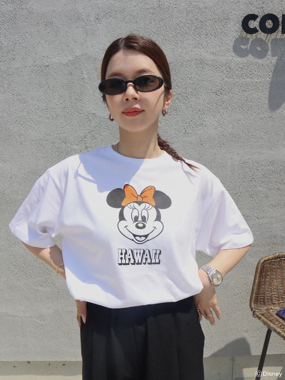 ホワイト系のTシャツ/カットソー、ブラック系のその他パンツ、ブルー系のスニーカーを着用したレディースの春コーディネートの2枚目の写真