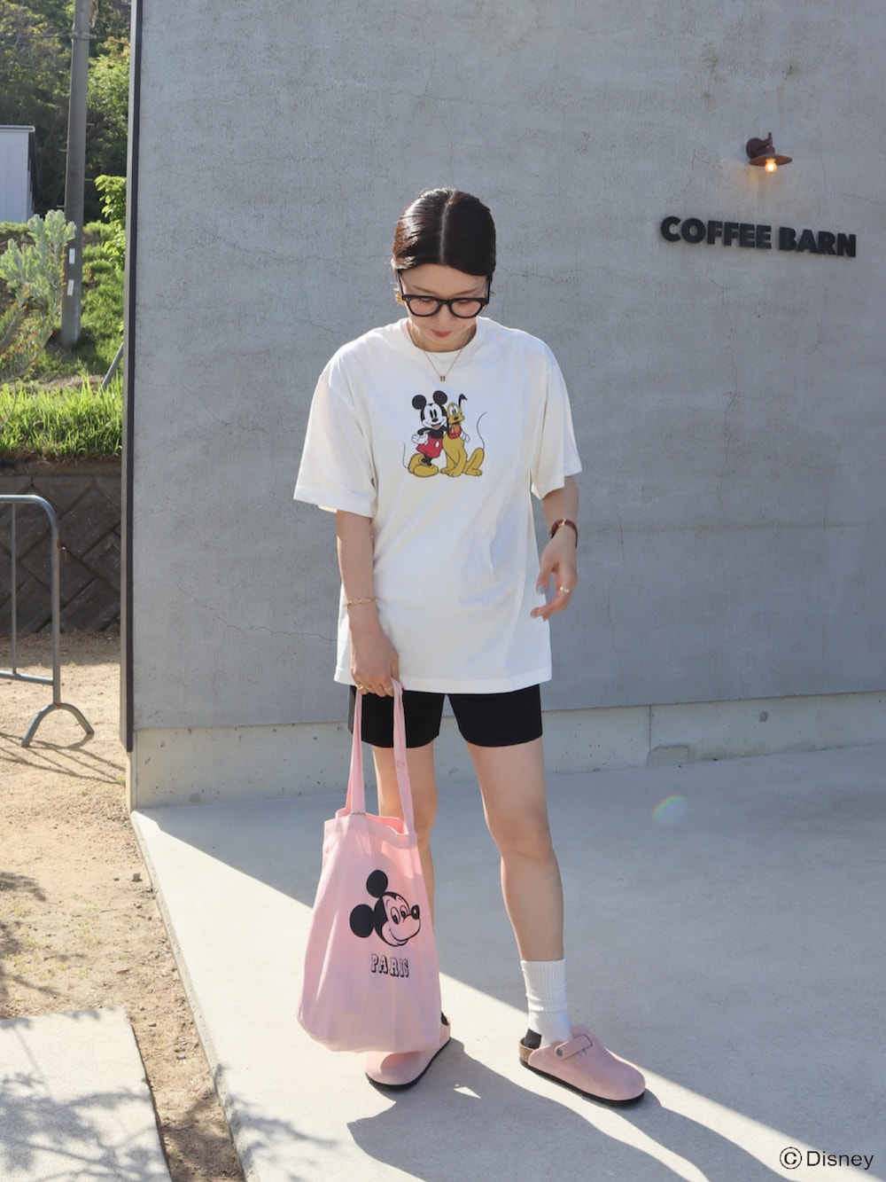 ブラック系のその他パンツ、ピンク系のサンダル、ホワイト系のTシャツ/カットソーを着用したレディースの春コーディネートの2枚目の写真