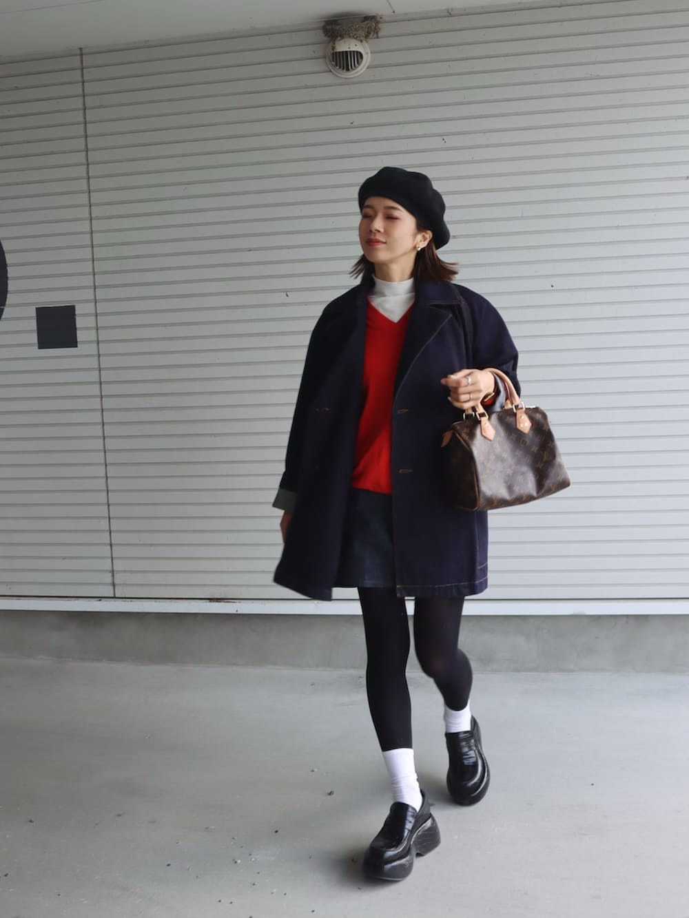 ブルー系のデニムジャケット、ブラック系のローファー、ブルー系のデニムスカートを着用したレディースの冬コーディネートの2枚目の写真