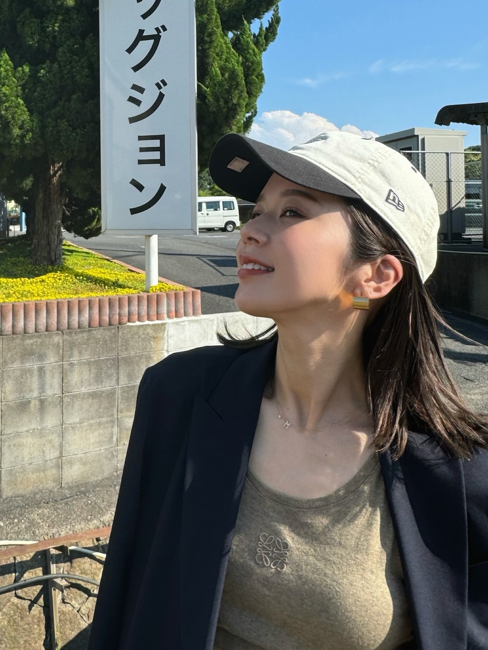 ベージュ系のその他アウター、ブルー系のデニムパンツ、ホワイト系のかごバッグを着用したレディースの夏コーディネートの2枚目の写真