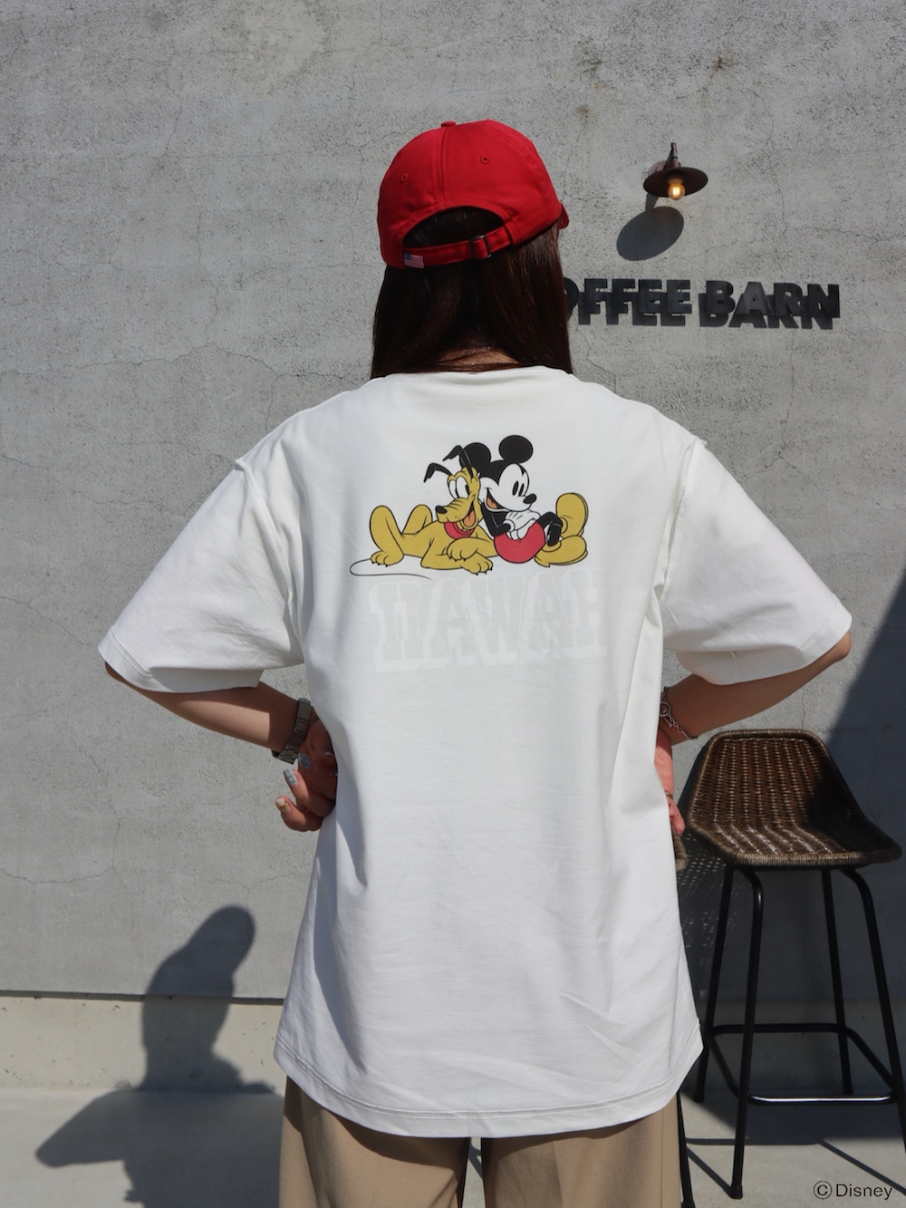 ホワイト系のTシャツ/カットソー、ベージュ系のスラックスを着用したレディースの春コーディネートの2枚目の写真