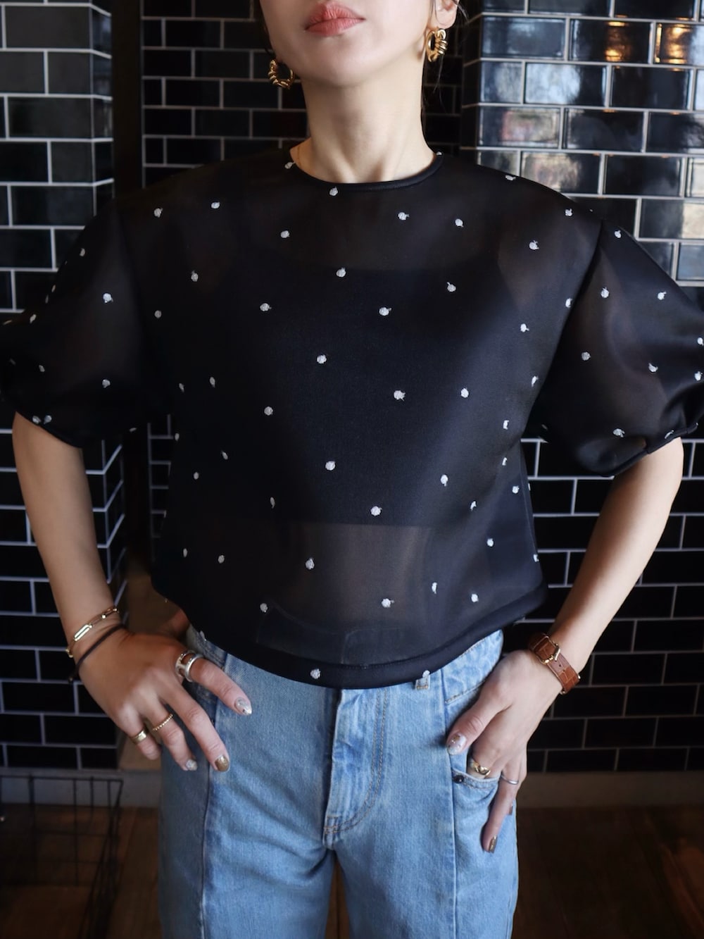 ブルー系のデニムパンツ、ブラック系のシャツ/ブラウスを着用したレディースの冬コーディネートの2枚目の写真