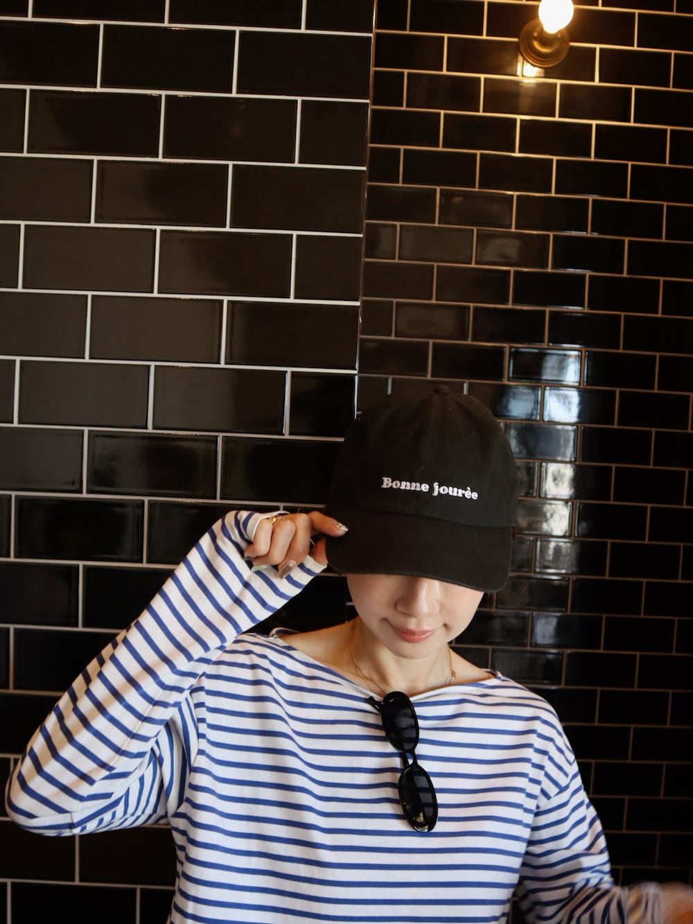 その他のTシャツ/カットソー、ホワイト系のスラックス、ブラック系のボディバッグ/ウエストポーチを着用したレディースの秋コーディネートの3枚目の写真